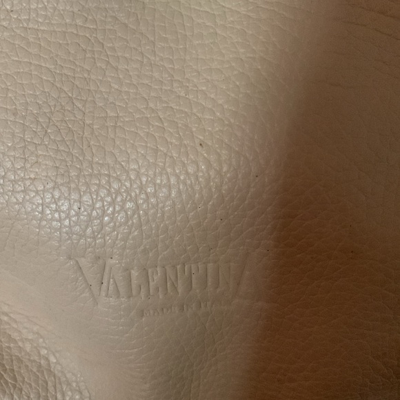 Valentina blush pink pebbled leather shoulder bag with gold hard wear - Picture 2 of 10